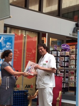 De officiële overhandiging van het boek aan de hartchirurg van het AMC